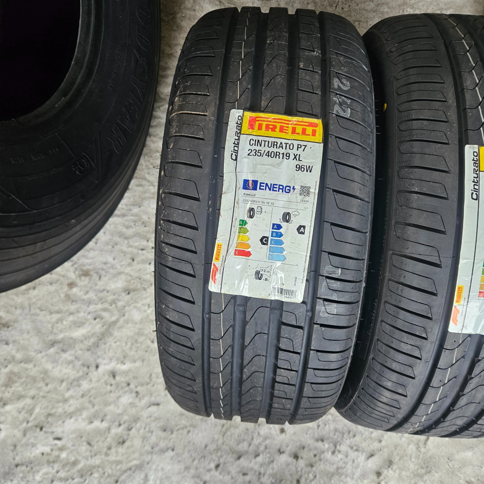 Гуми Летни 235/40R19, снимка 2 - Гуми и джанти - 54191060