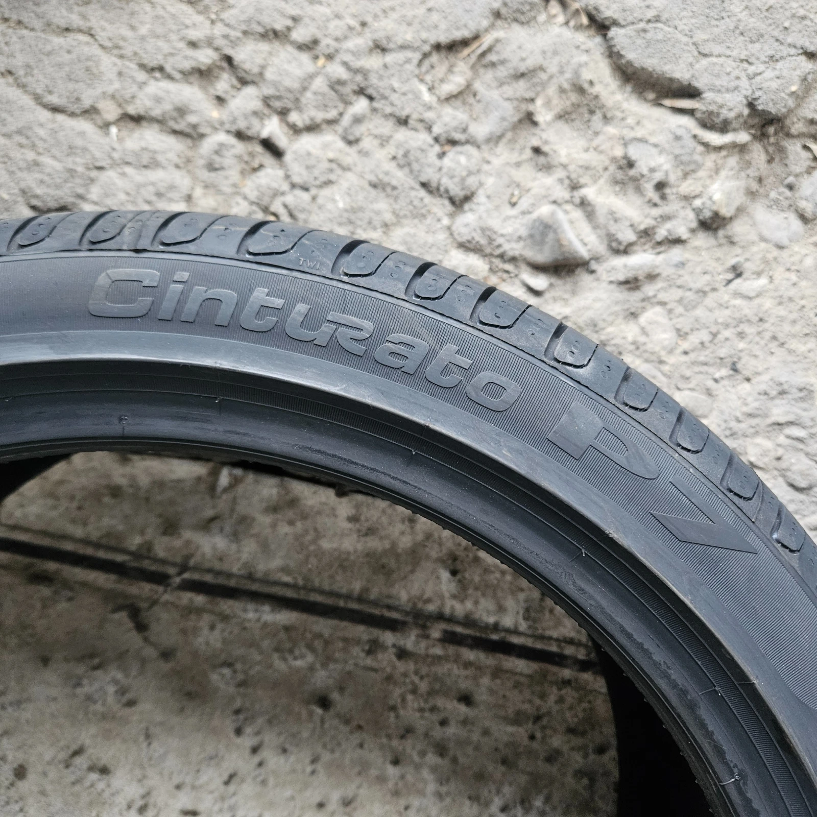 Гуми Летни 235/40R19, снимка 8 - Гуми и джанти - 54191060