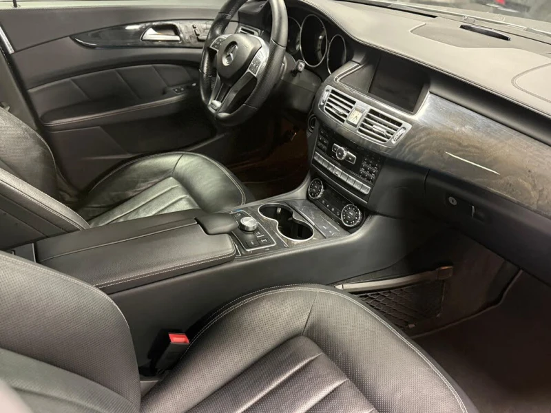 Mercedes-Benz CLS 550 4maTIC* AMG Package* КОжа* Подгрев* Масажи* Кейлес, снимка 6 - Автомобили и джипове - 53435382