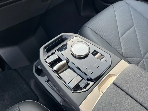 BMW iX xDrive40 = Sport Package = Гаранция, снимка 7 - Автомобили и джипове - 56125225