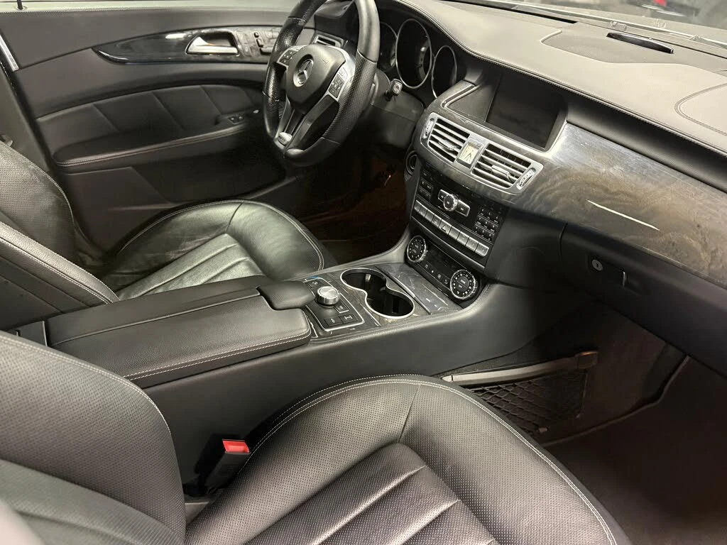 Mercedes-Benz CLS 550 4maTIC* AMG Package* КОжа* Подгрев* Масажи* Кейлес - изображение 6