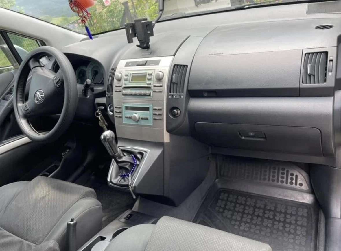 Toyota Corolla verso, снимка 9 - Автомобили и джипове - 54457396