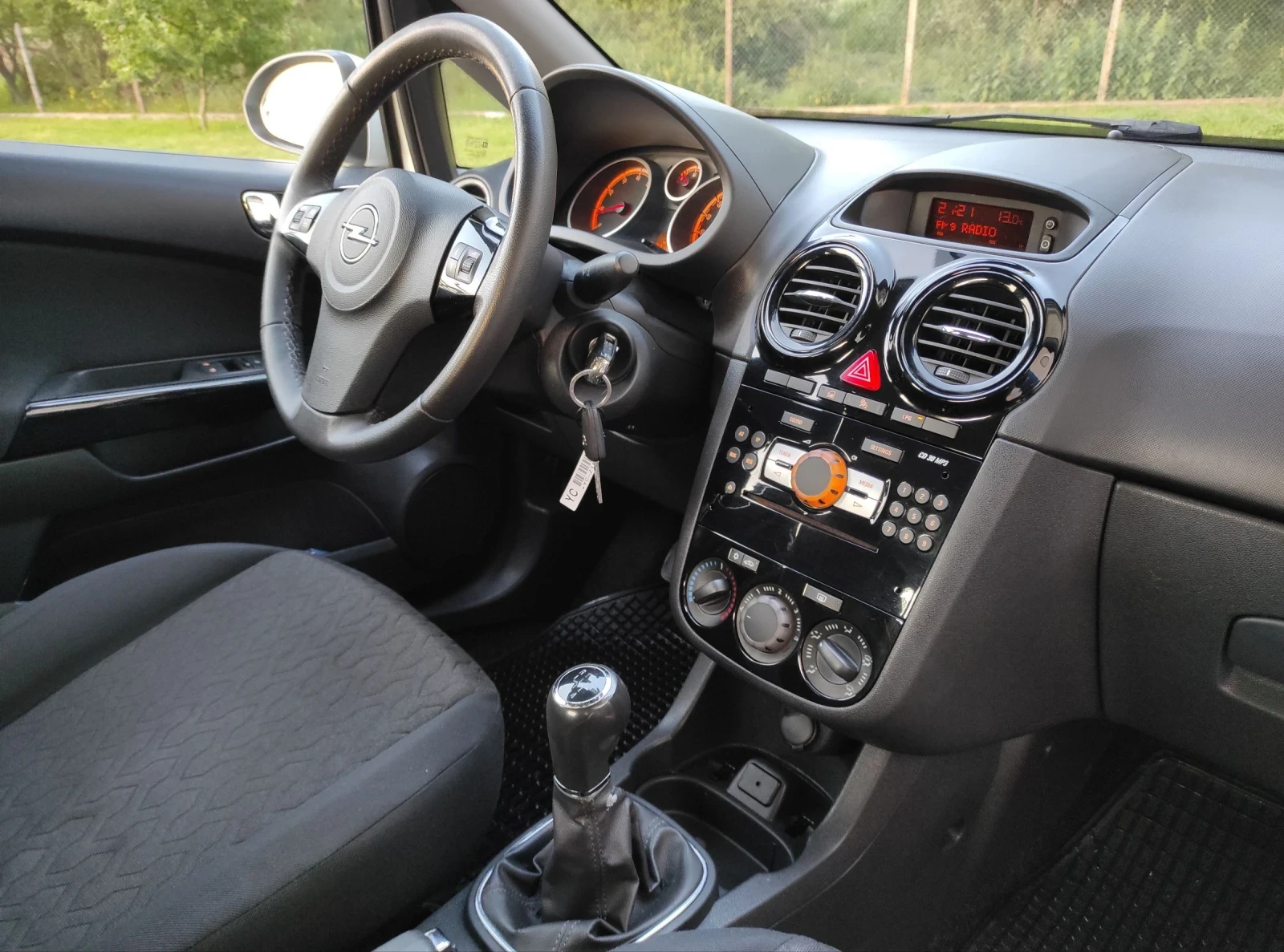 Opel Corsa ///BENZIN / GAS / EURO 5, снимка 9 - Автомобили и джипове - 54653204