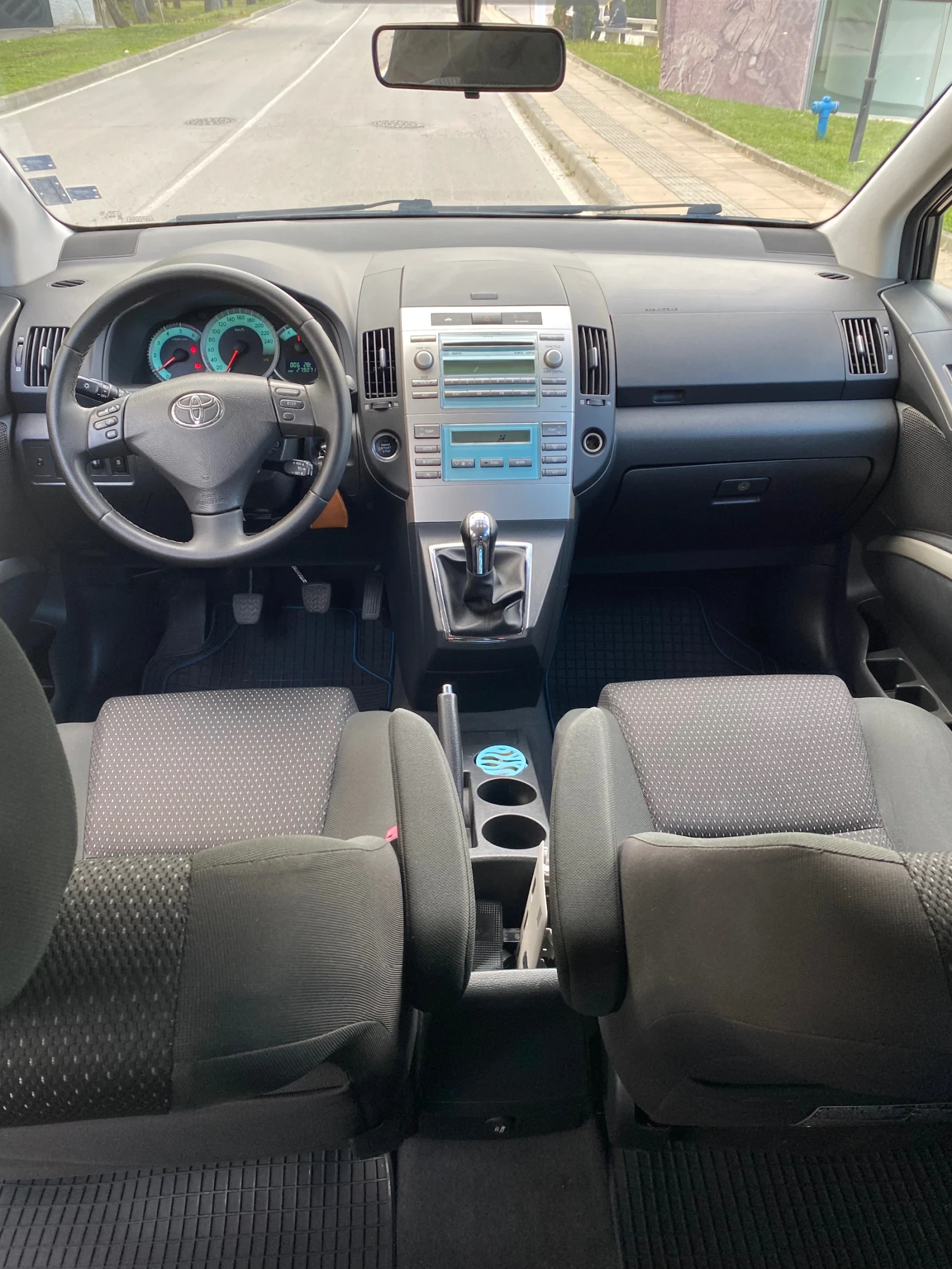 Toyota Corolla verso, снимка 8 - Автомобили и джипове - 54732649
