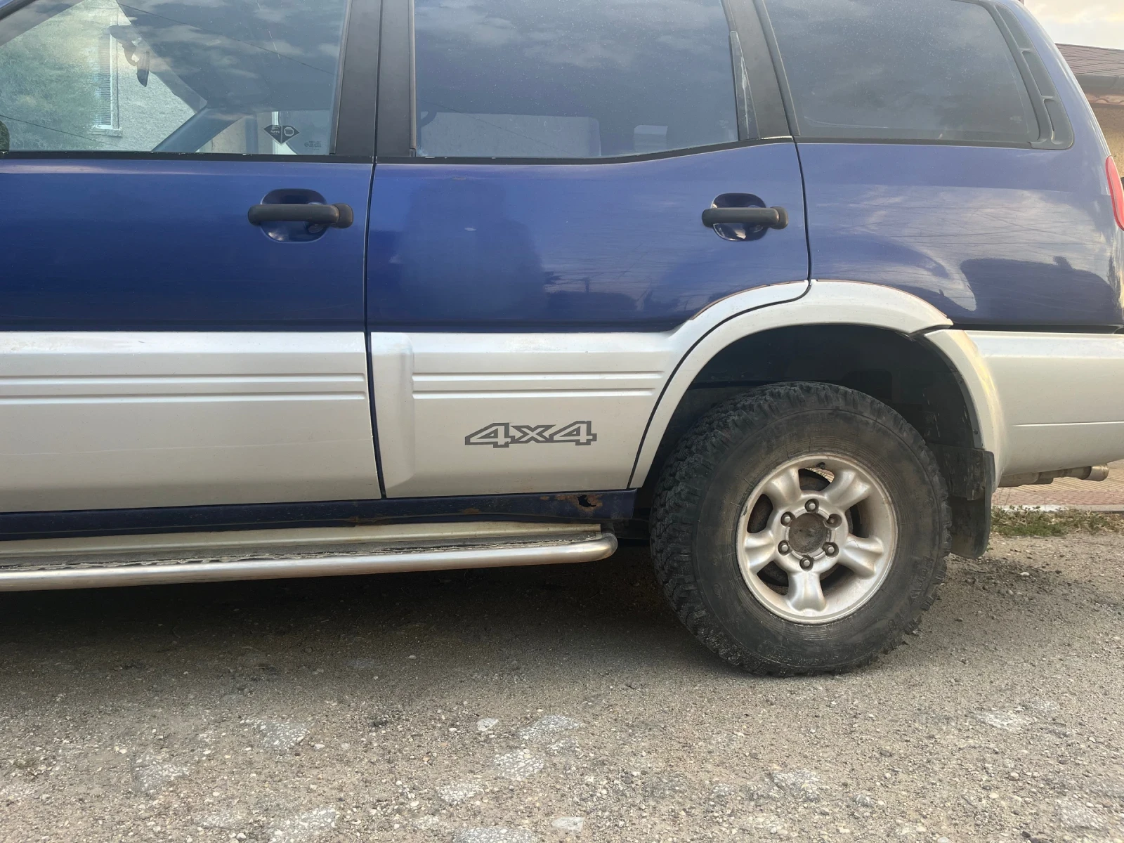Nissan Terrano 2.4i + Газ, снимка 5 - Автомобили и джипове - 56151262
