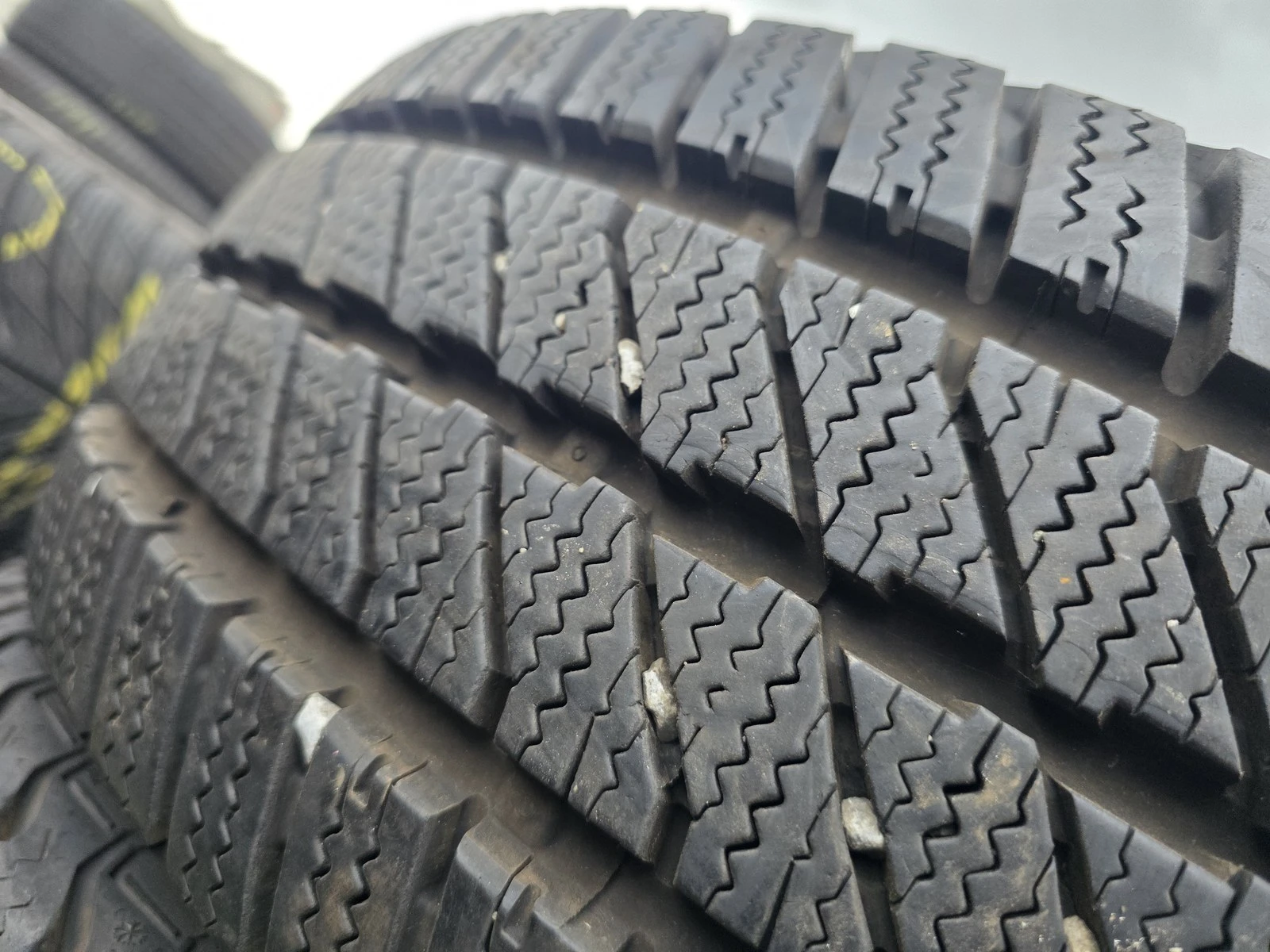 Гуми Зимни 215/60R17, снимка 4 - Гуми и джанти - 56725105