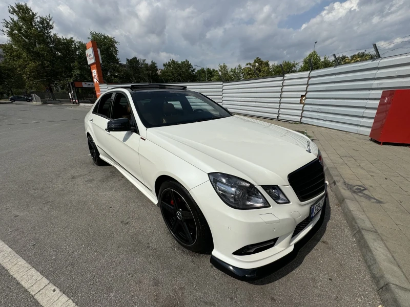 Mercedes-Benz E 500 5.5 388к.с 4Matic AMG Pack PANORAMA140k km, снимка 2 - Автомобили и джипове - 49511415