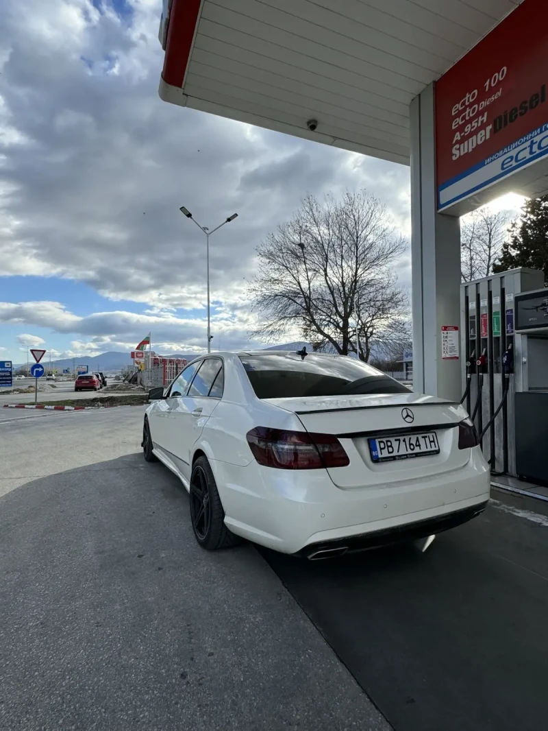 Mercedes-Benz E 500 5.5 388к.с 4Matic AMG Pack PANORAMA140k km, снимка 4 - Автомобили и джипове - 49511415