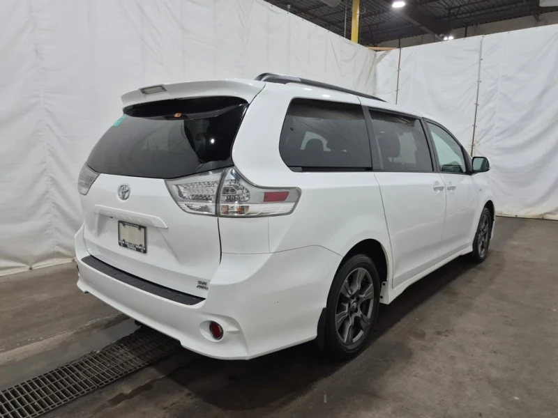 Toyota Sienna * SE * CARFAX * БЕЗ ПЪРВОНАЧАЛНА ВНОСКА, снимка 3 - Автомобили и джипове - 53087216
