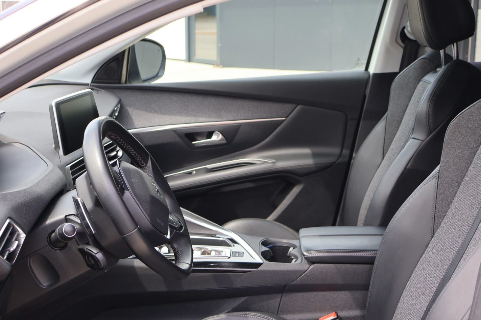 Peugeot 3008 1.2 130hp EU6 AUTOMATIC - изображение 4