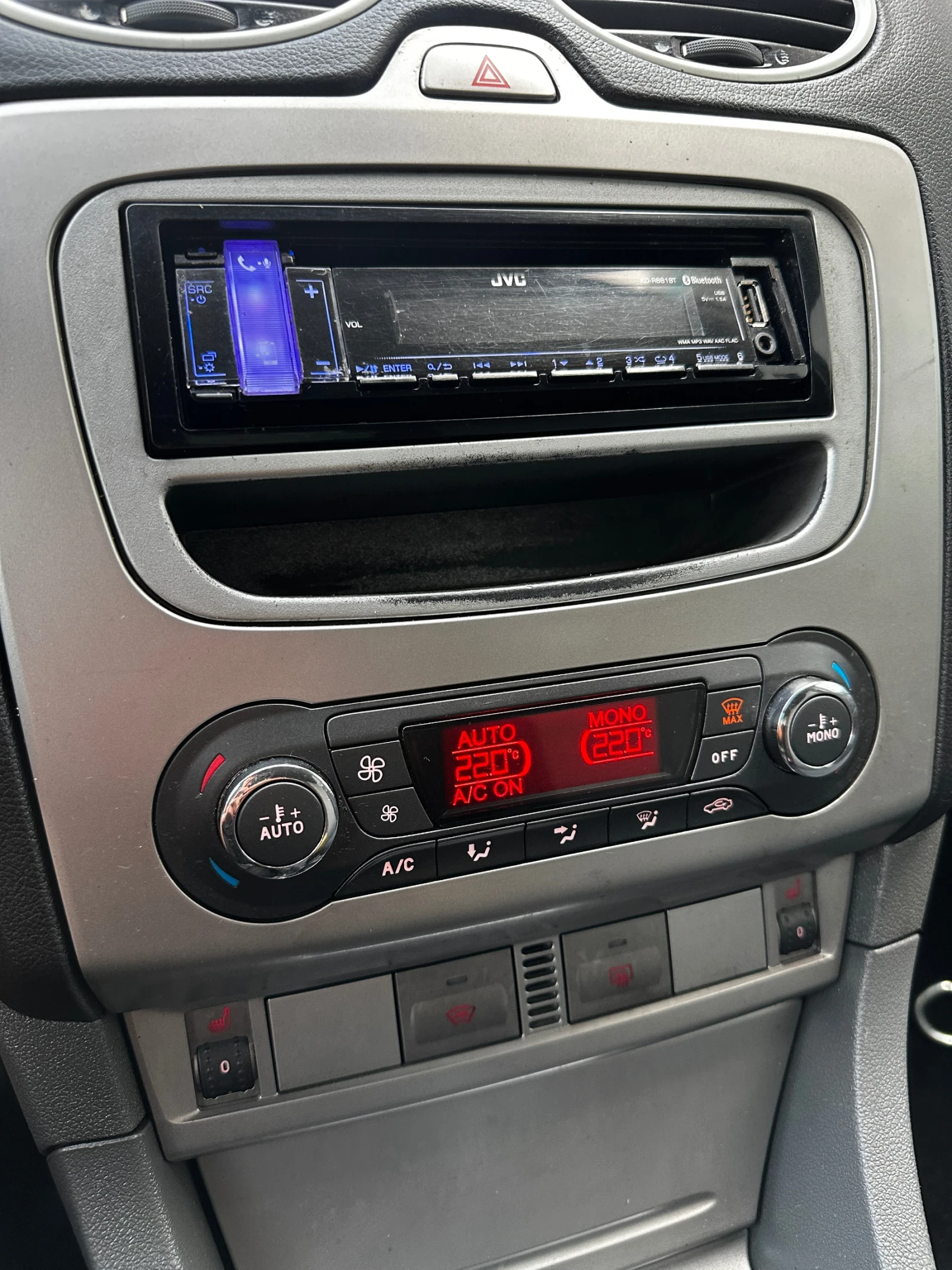 Ford Focus 1.6i КЛИМА - изображение 8