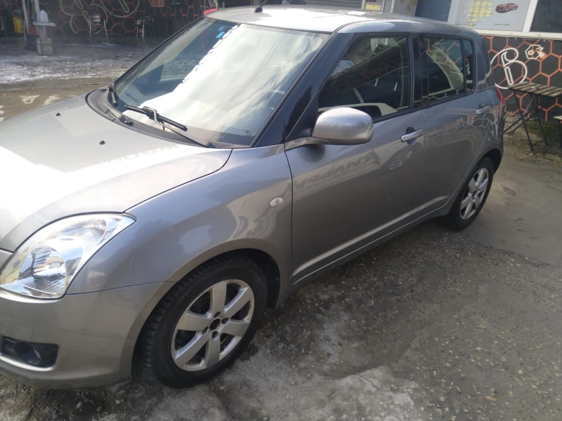 Suzuki Swift 1.3i Автоматик, снимка 3 - Автомобили и джипове - 49276349