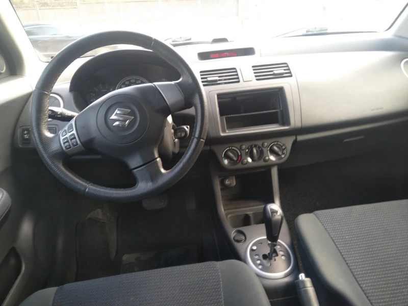 Suzuki Swift 1.3i Автоматик, снимка 14 - Автомобили и джипове - 49276349