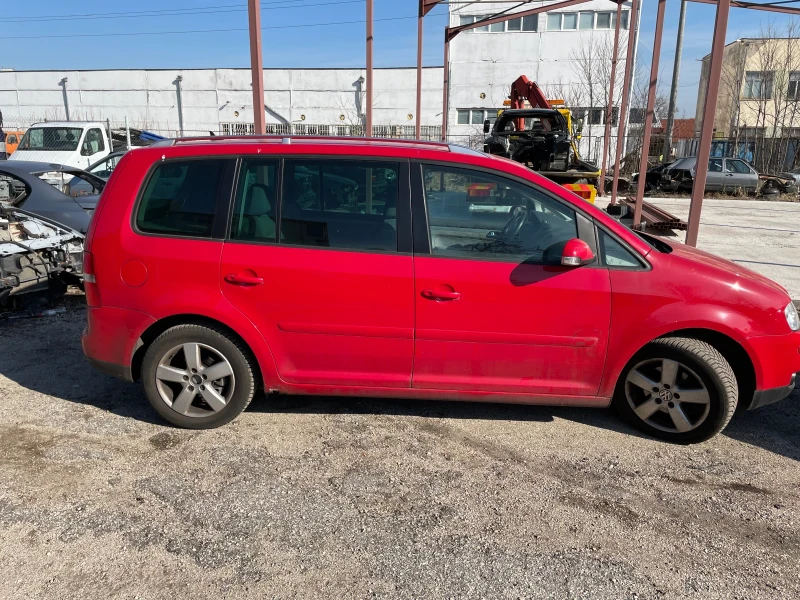 VW Touran 2.0TDI, снимка 4 - Автомобили и джипове - 49542341