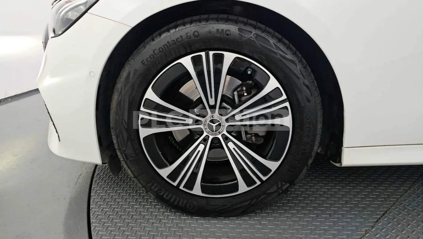 Mercedes-Benz E 200, снимка 17 - Автомобили и джипове - 54179349