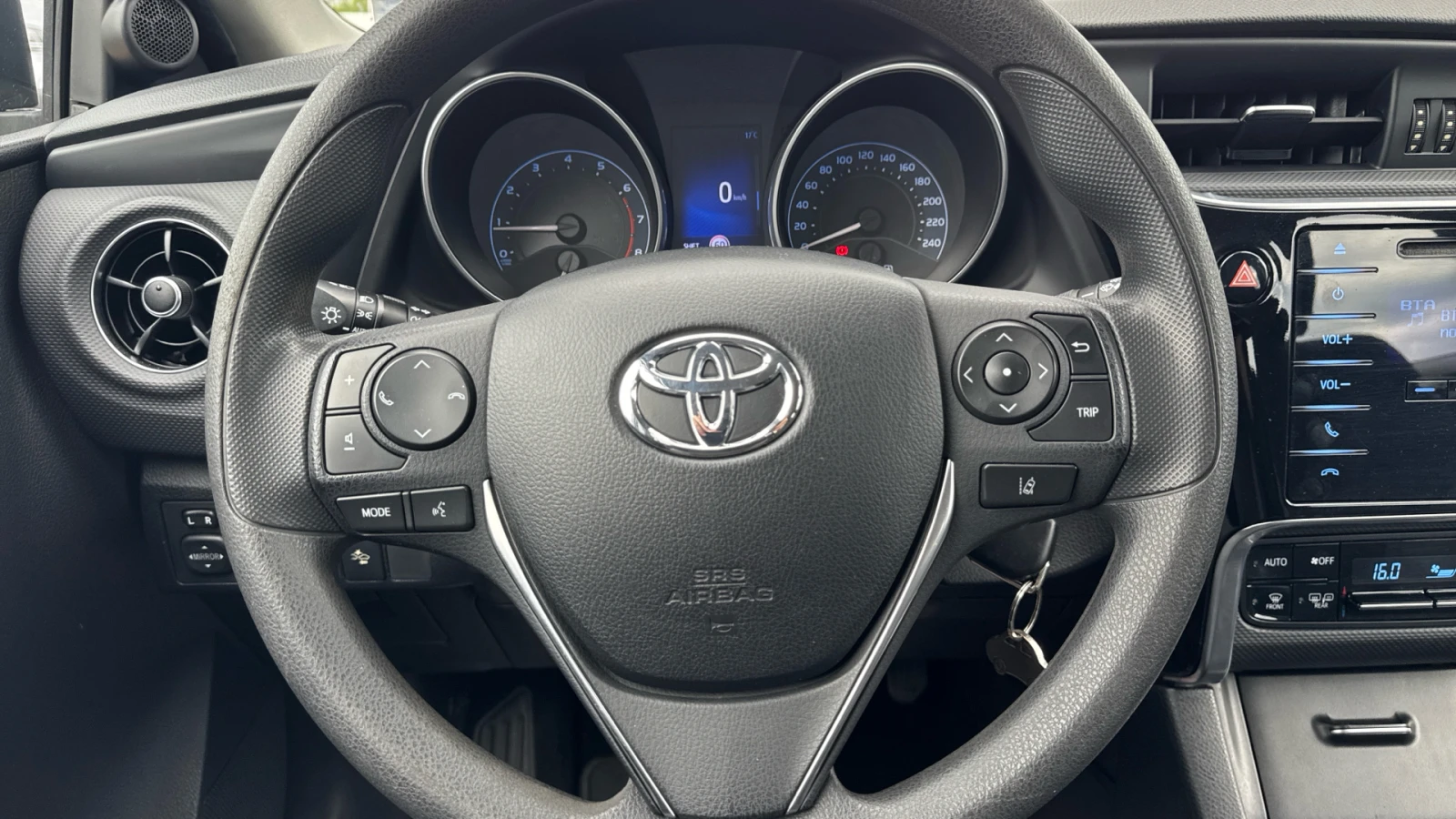 Toyota Auris 1.33 VVTI TERRA, снимка 14 - Автомобили и джипове - 55063046