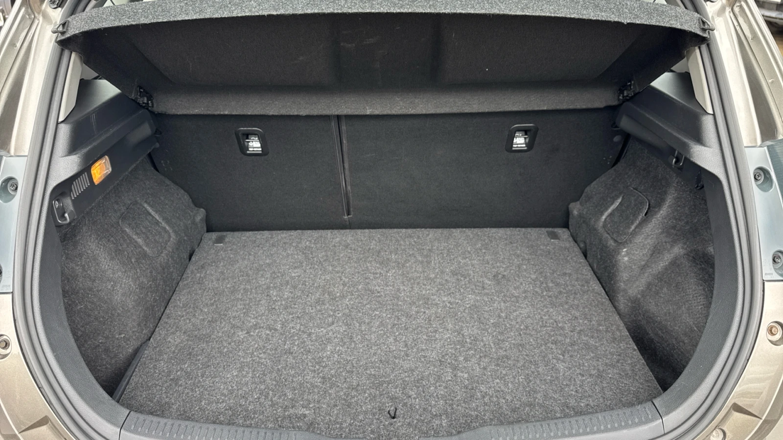Toyota Auris 1.33 VVTI TERRA, снимка 11 - Автомобили и джипове - 55063046