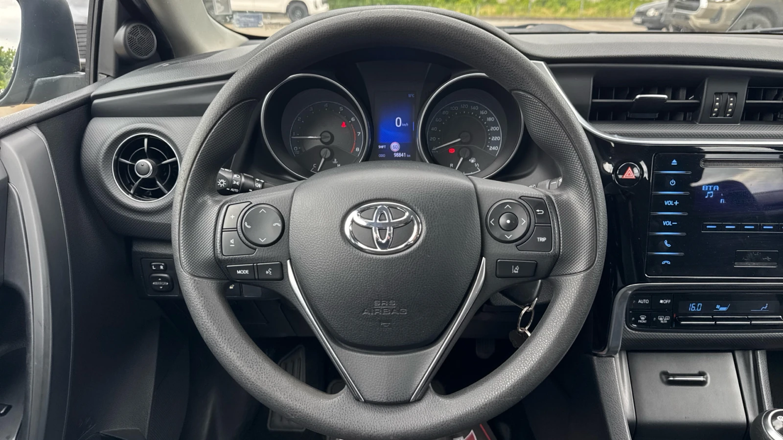 Toyota Auris 1.33 VVTI TERRA, снимка 10 - Автомобили и джипове - 55063046