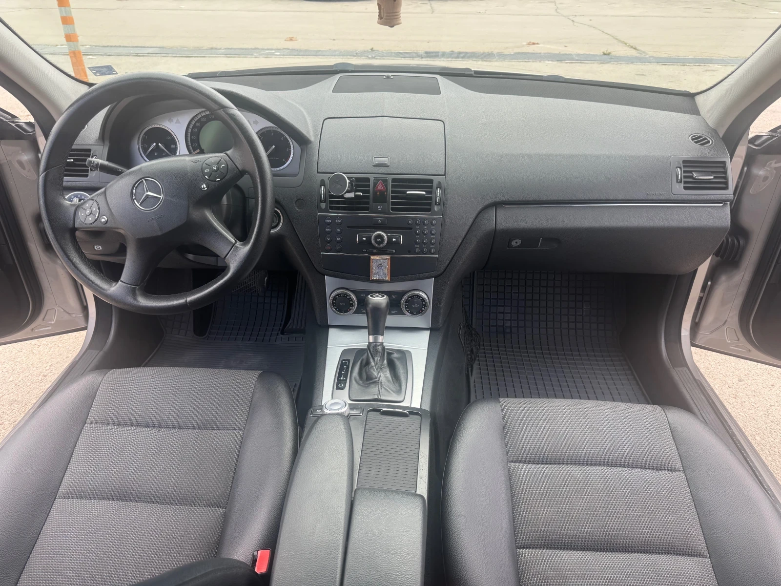 Mercedes-Benz C 320 Avantgarde, снимка 13 - Автомобили и джипове - 55741040