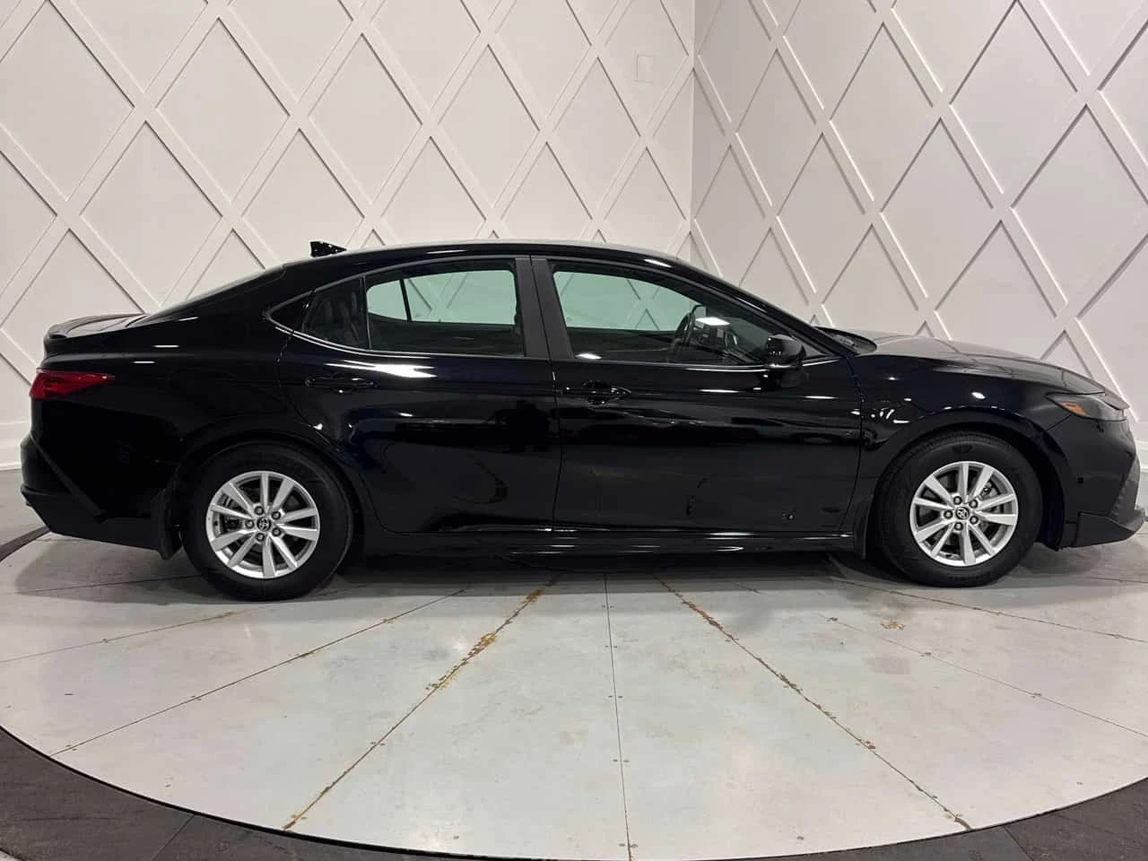 Toyota Camry * SE * CARFAX * ОПЦИЯ ЗА ФИНАНСИРАНЕ, снимка 3 - Автомобили и джипове - 55754342
