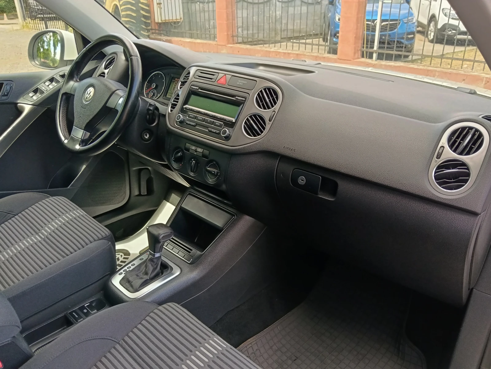 VW Tiguan 2.0TDI AUTOMAT, снимка 11 - Автомобили и джипове - 54895478