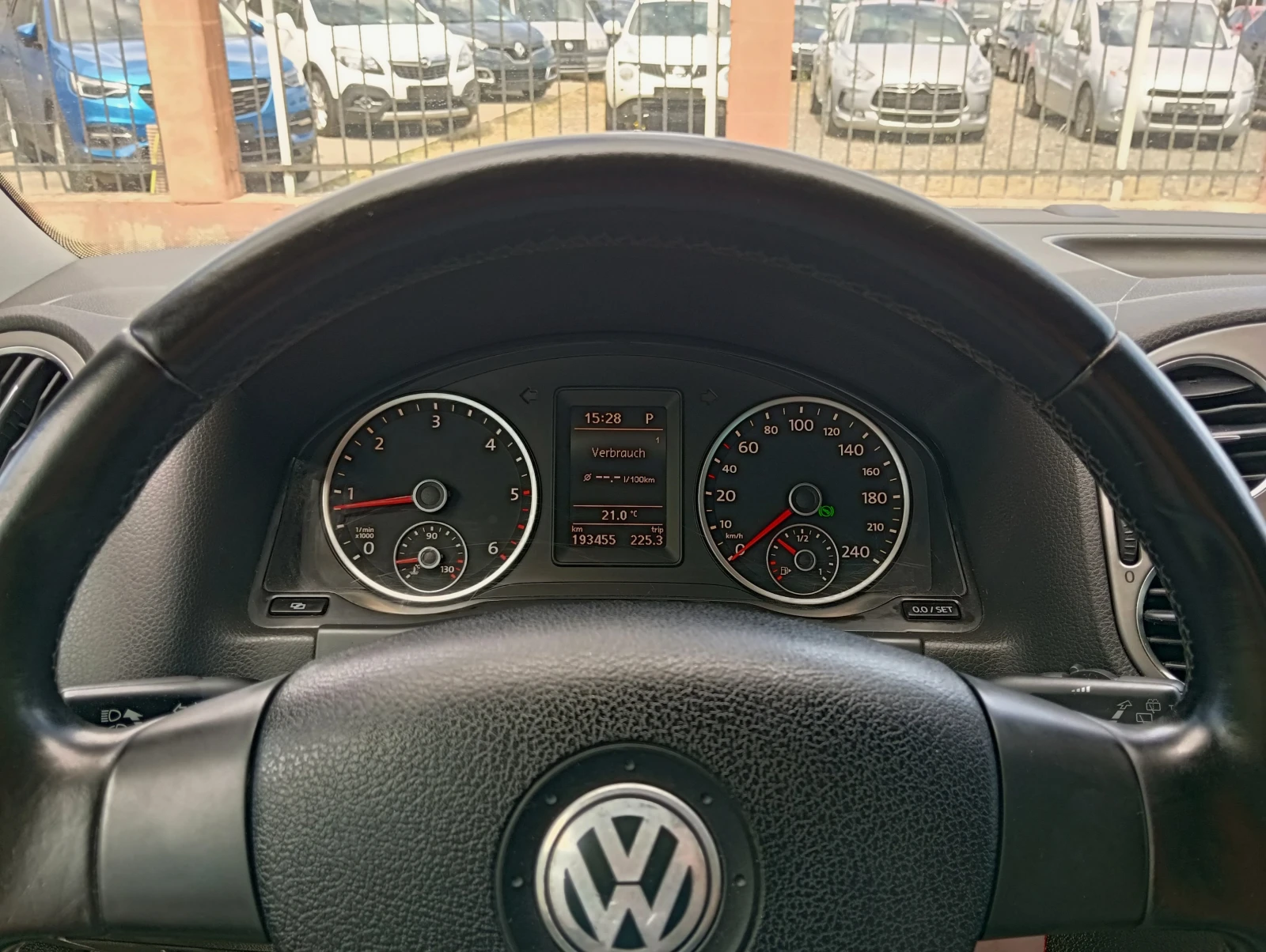 VW Tiguan 2.0TDI AUTOMAT, снимка 14 - Автомобили и джипове - 54895478