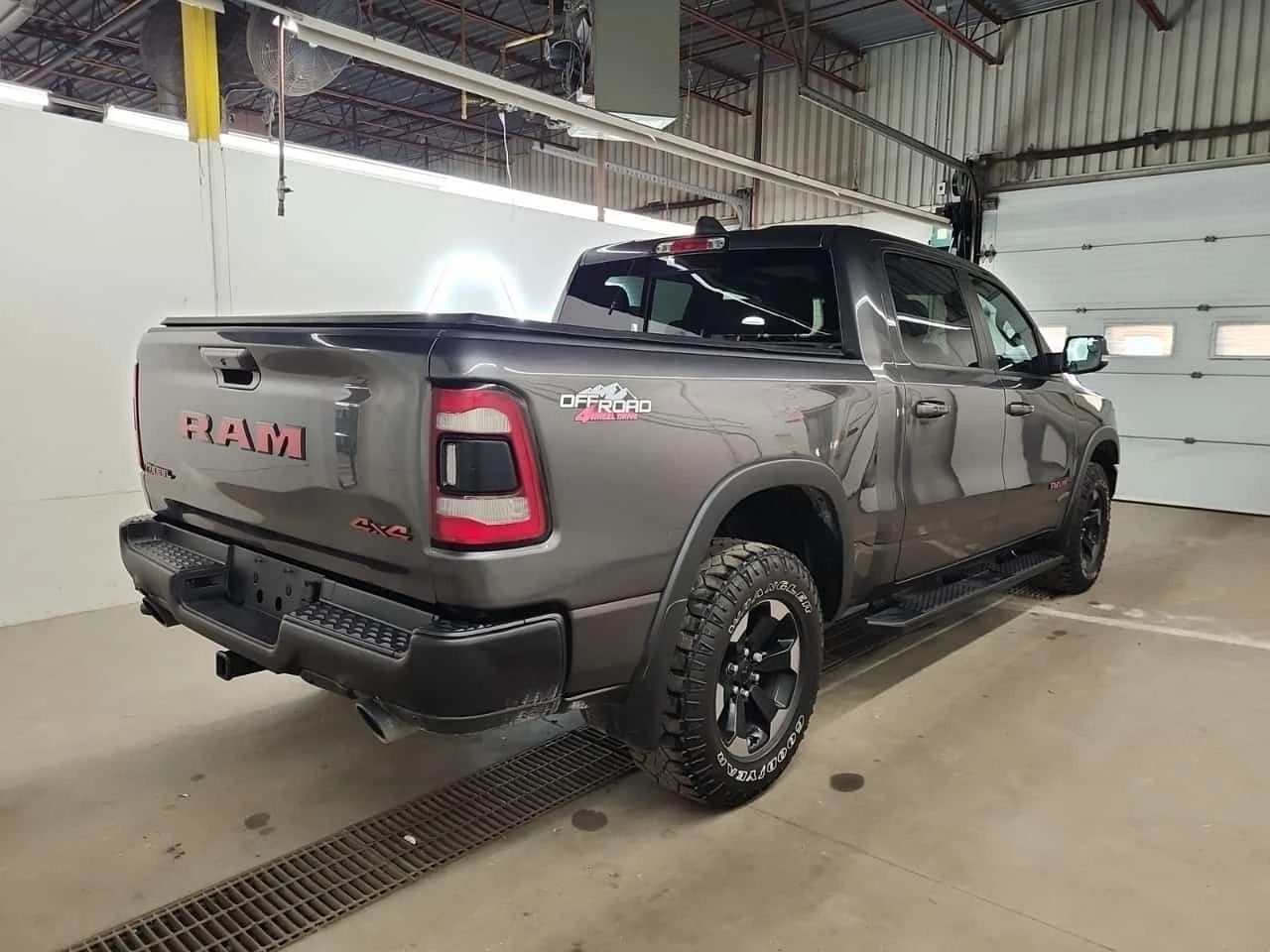 Dodge RAM 1500 REBEL CREW CAB SHORT BED/CARFAX/����������� | Mobile.bg � ����������� 3