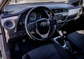 Toyota Auris 1.6 бензин БЯЛА ПЕРЛА | ЗАПАЗЕНА, снимка 7