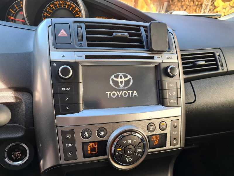 Toyota Verso 2.0 D4D, снимка 11 - Автомобили и джипове - 49206504