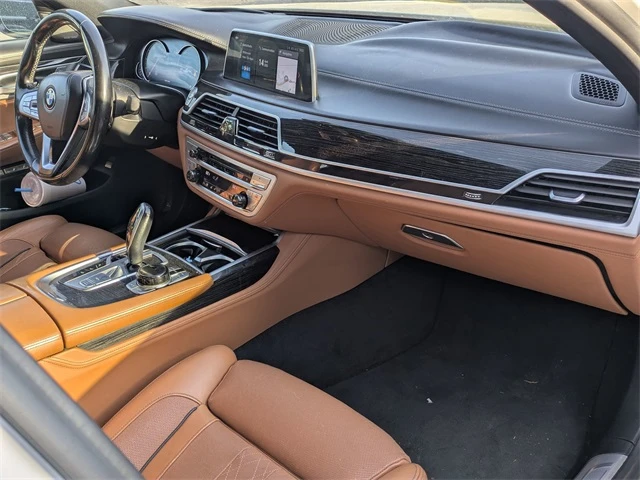 BMW 740 M Pack* Harman Kardon* Пано* HUD* 360 - изображение 10