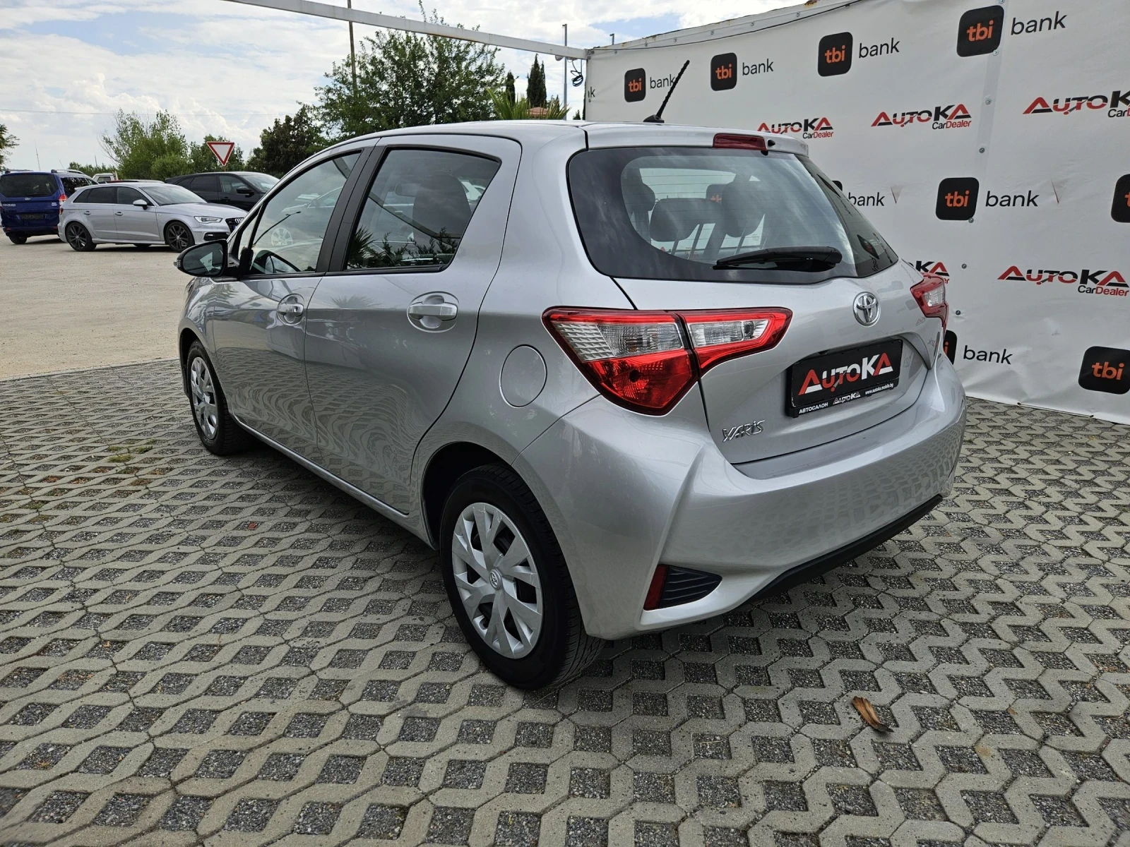 Toyota Yaris 1.0i-69kc= = LINE ASSIST= КАМЕРА= СЕРВИЗНА ИСТОРИЯ - изображение 5