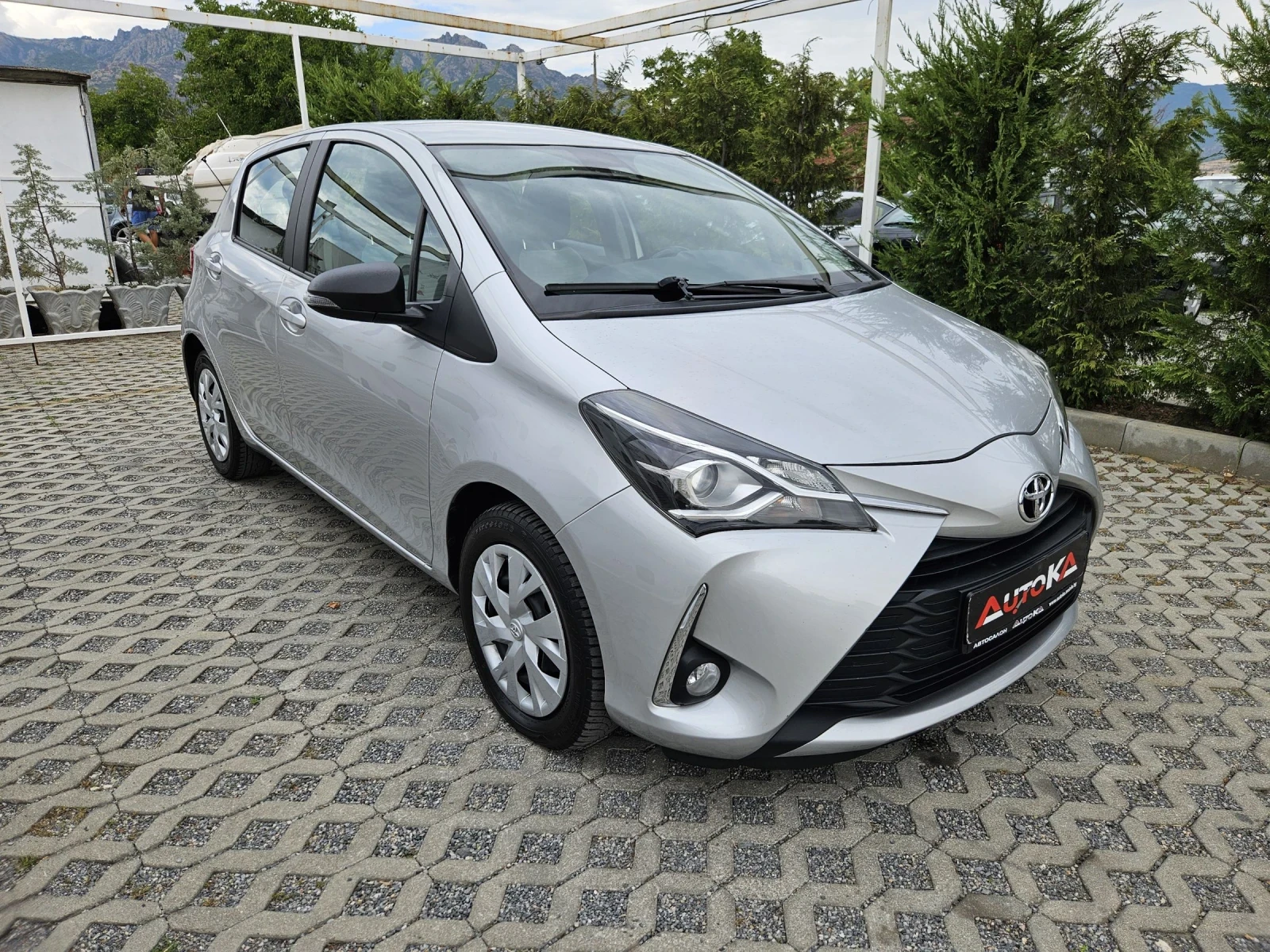 Toyota Yaris 1.0i-69kc= = LINE ASSIST= КАМЕРА= СЕРВИЗНА ИСТОРИЯ - изображение 2