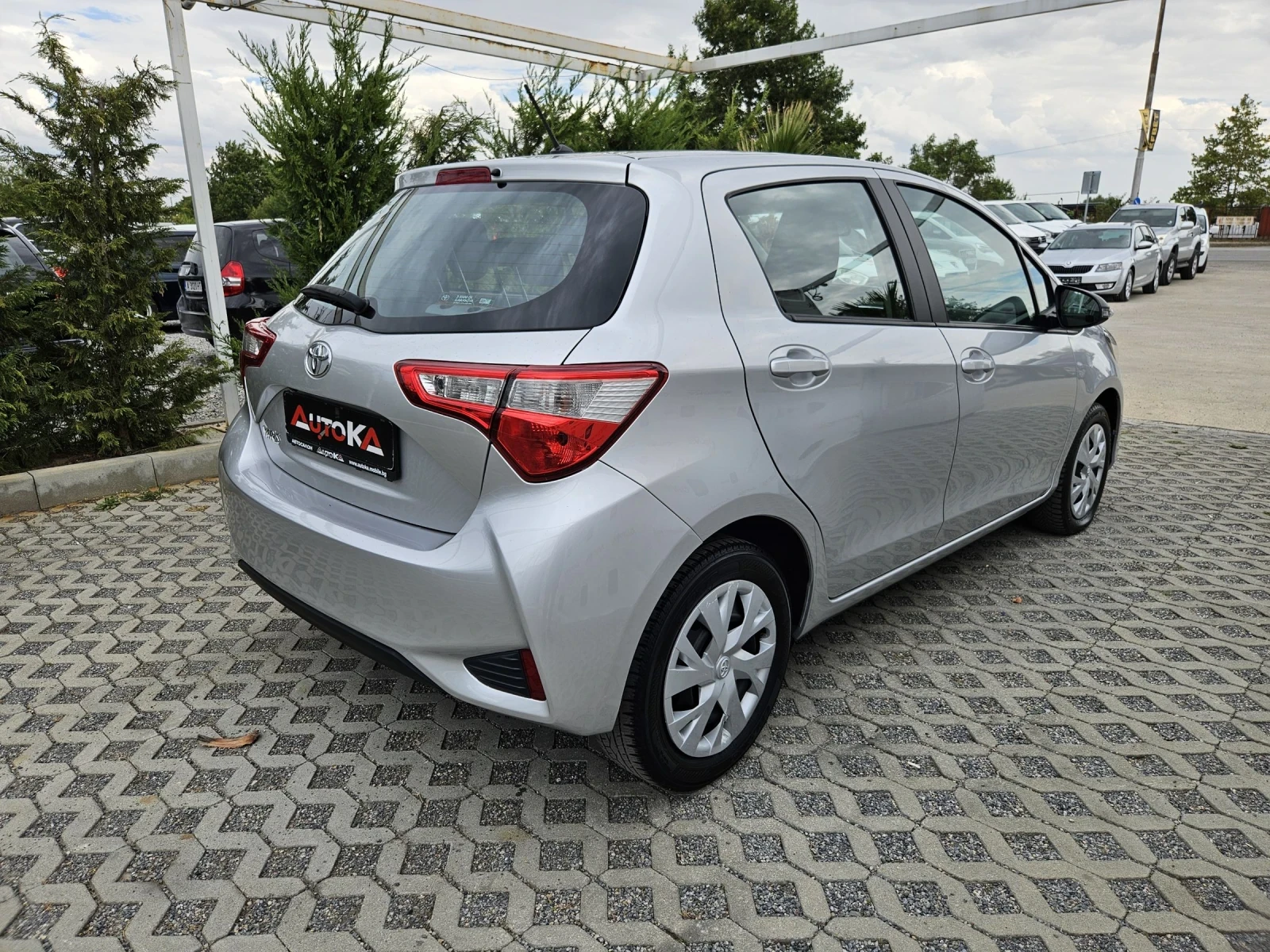 Toyota Yaris 1.0i-69kc= = LINE ASSIST= КАМЕРА= СЕРВИЗНА ИСТОРИЯ - изображение 3