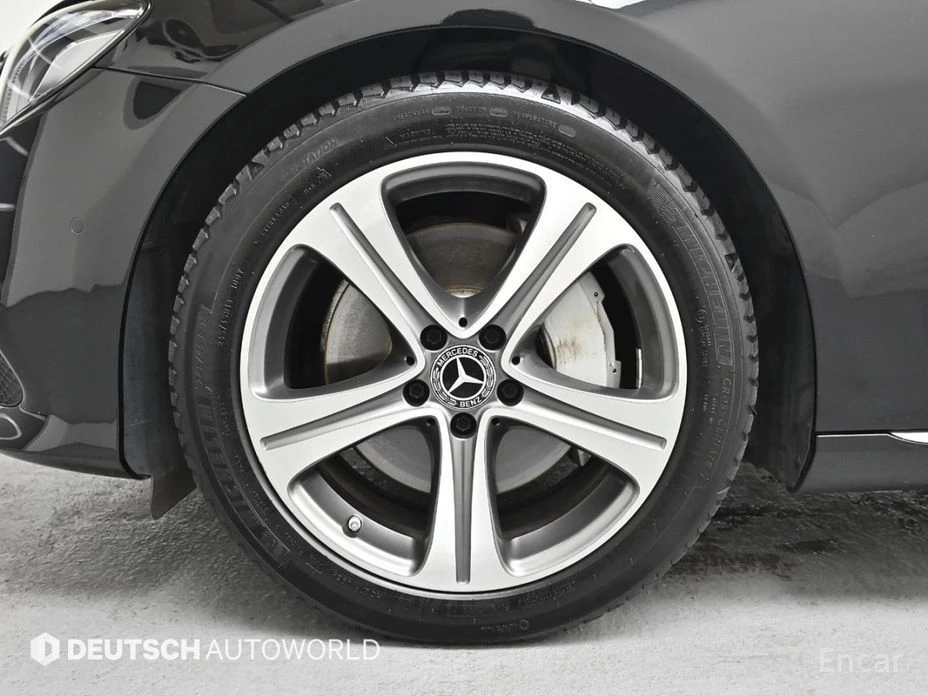 Mercedes-Benz E 300  - изображение 5