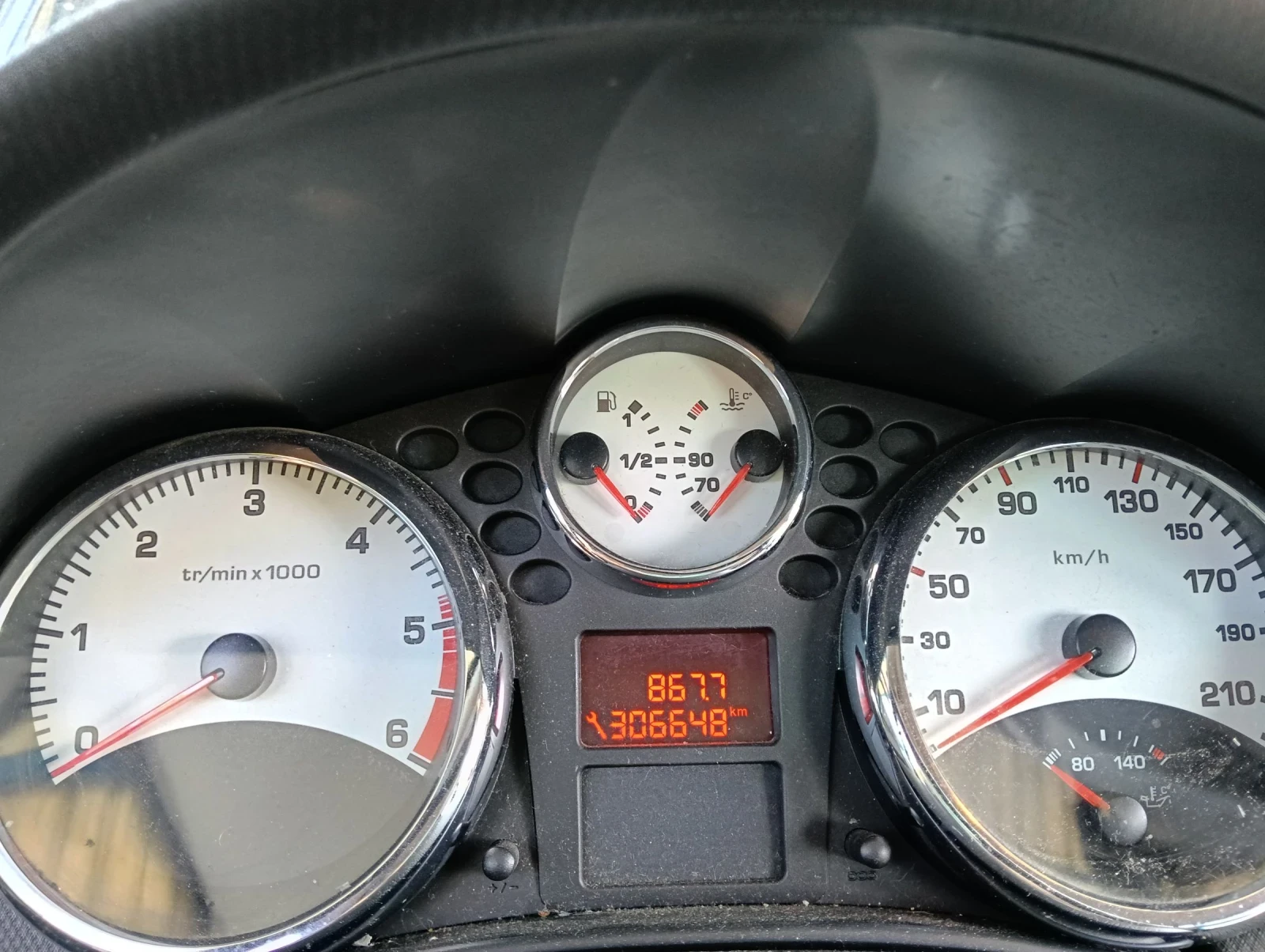 Peugeot 207 SW 1.6HDi 90кс / панорама, снимка 13 - Автомобили и джипове - 55033117
