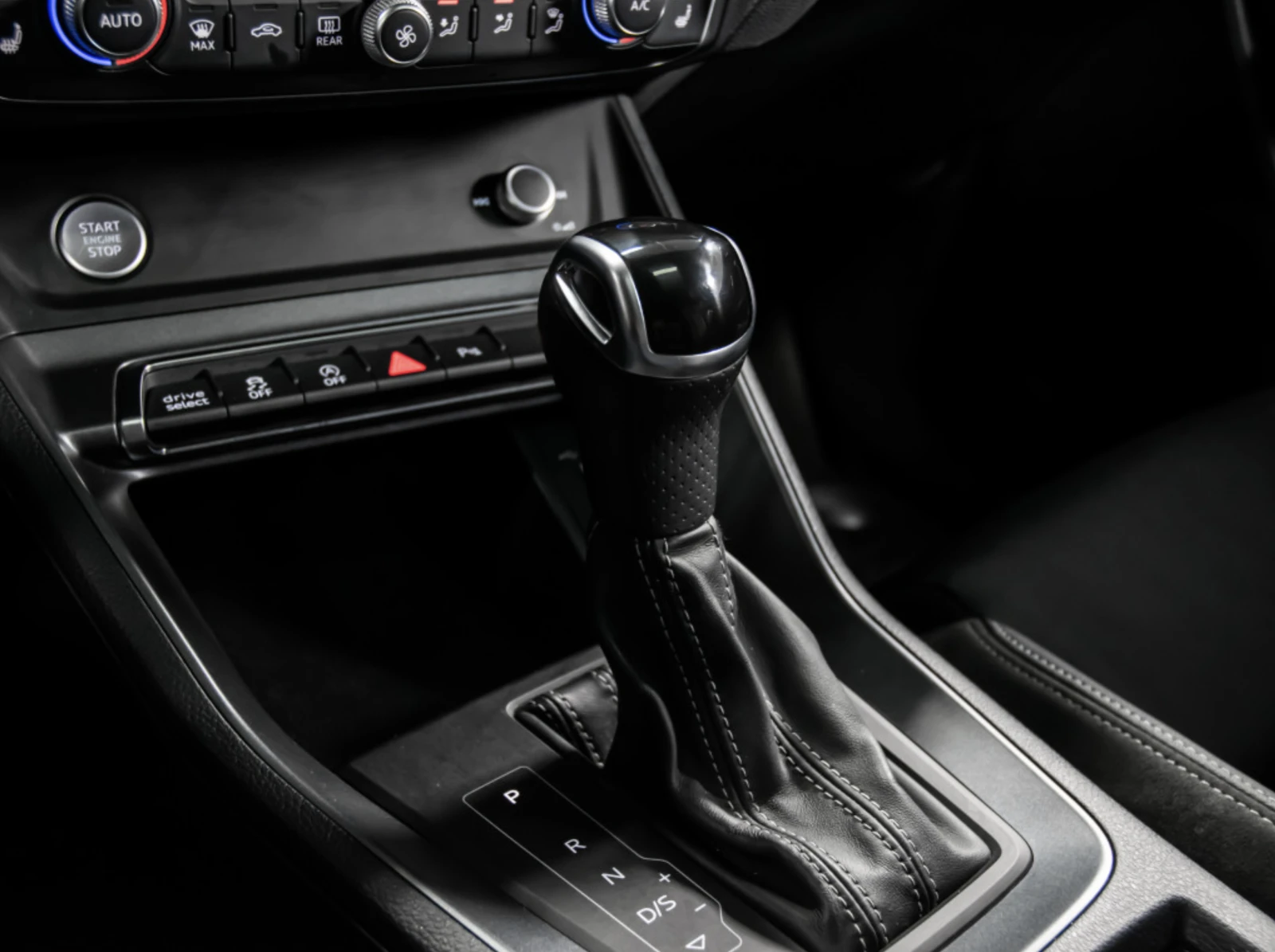 Audi Q3 S LINE | ПОДГРЕВ| CarPlay | , снимка 11 - Автомобили и джипове - 55513375
