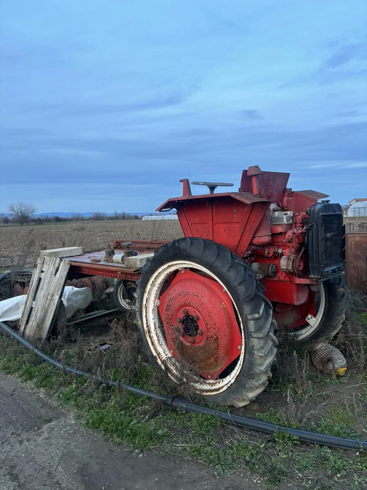 Трактор Т 16 шаси българско