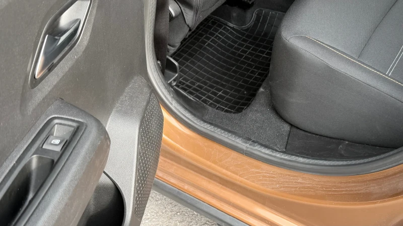 Dacia Sandero 1.0 Stepway LPG фабрична газ 6 скорости, снимка 8 - Автомобили и джипове - 52642128