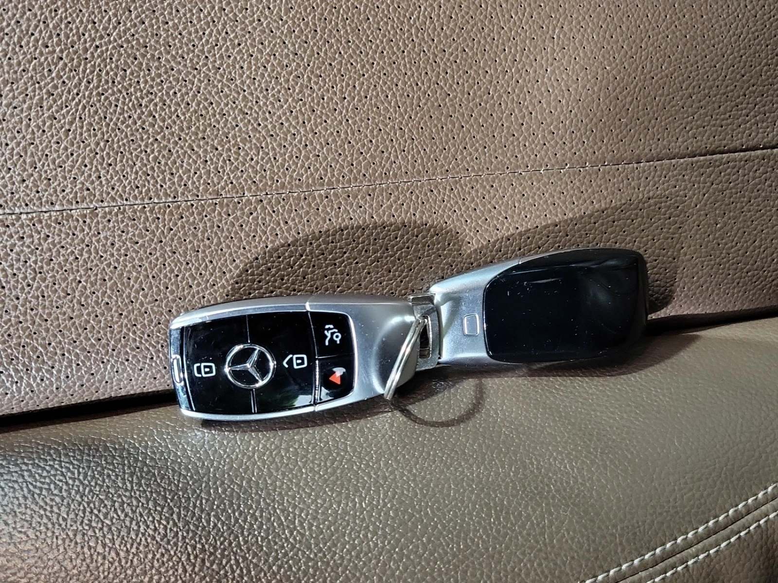 Mercedes-Benz E 300 * HEAD UP * DISTRONIC * СЕРВИЗНА ИСТОРИЯ * , снимка 11 - Автомобили и джипове - 53959780