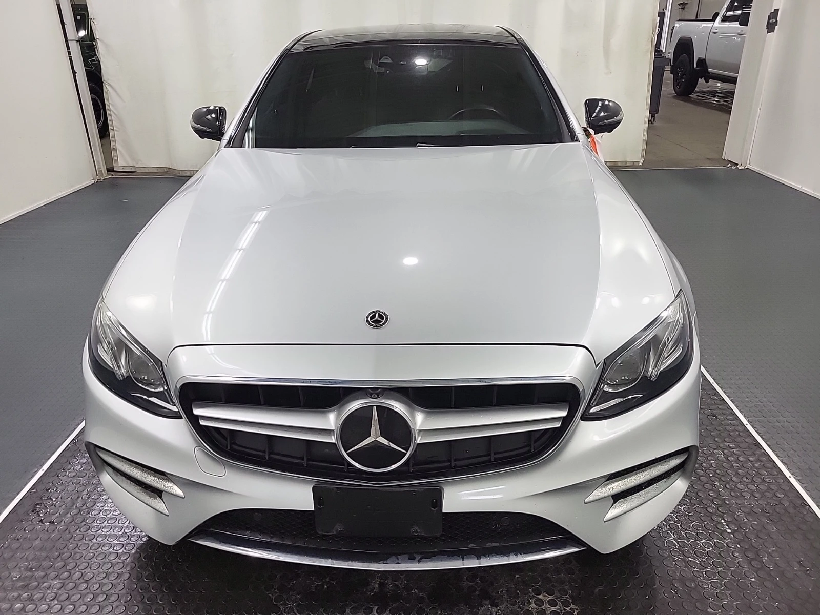 Mercedes-Benz E 300 * HEAD UP * DISTRONIC * СЕРВИЗНА ИСТОРИЯ * , снимка 2 - Автомобили и джипове - 53959780