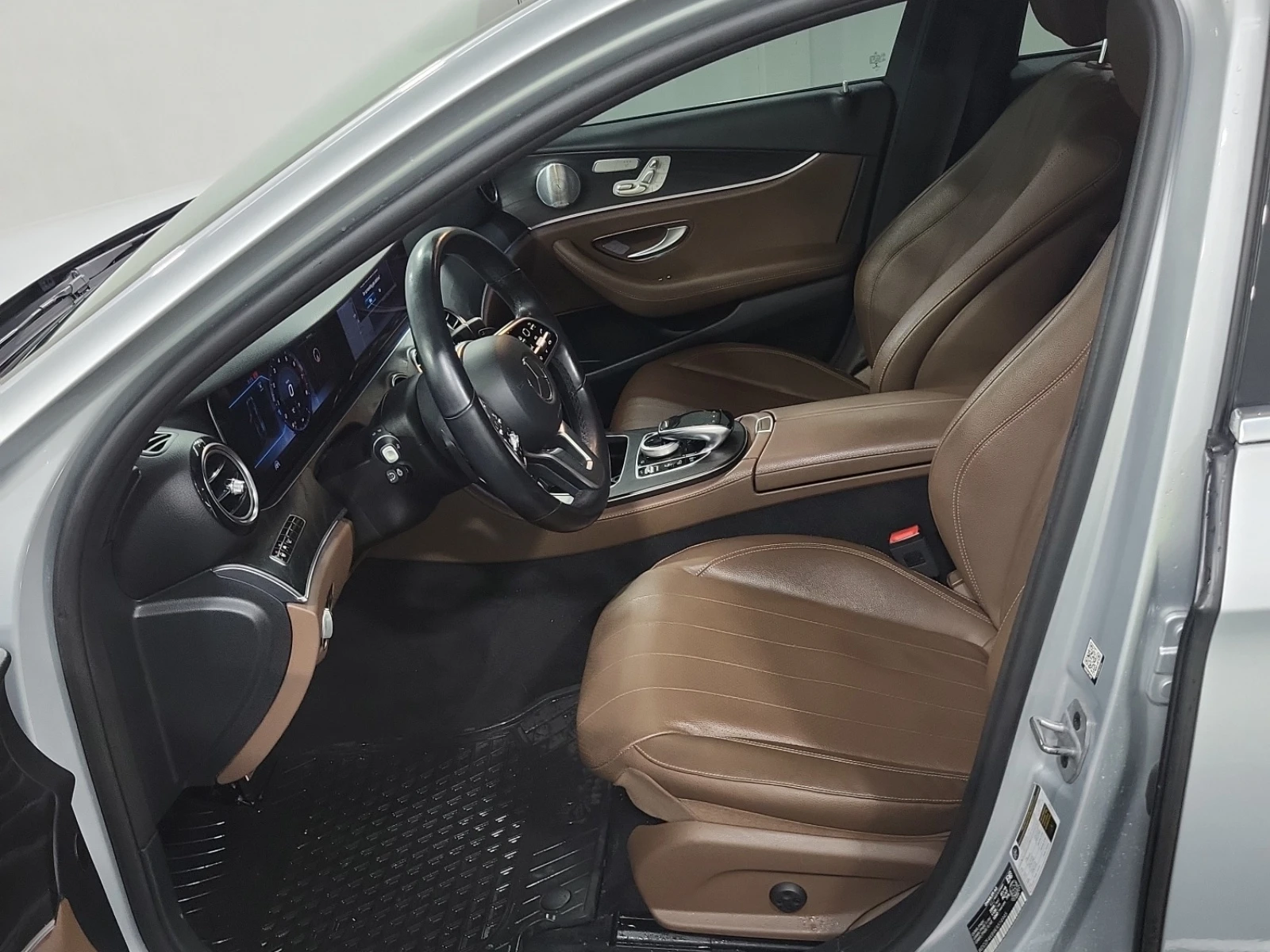 Mercedes-Benz E 300 * HEAD UP * DISTRONIC * СЕРВИЗНА ИСТОРИЯ * , снимка 7 - Автомобили и джипове - 53959780