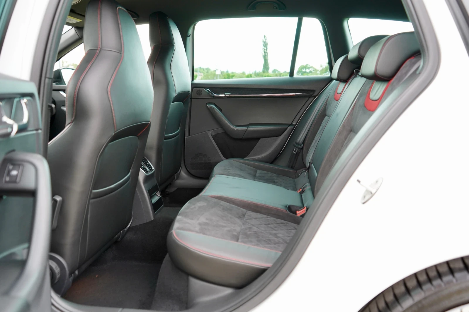 Skoda Octavia * VRS* 4x4* DSG* Virtual* Keyless* ACC* , снимка 14 - Автомобили и джипове - 54639681