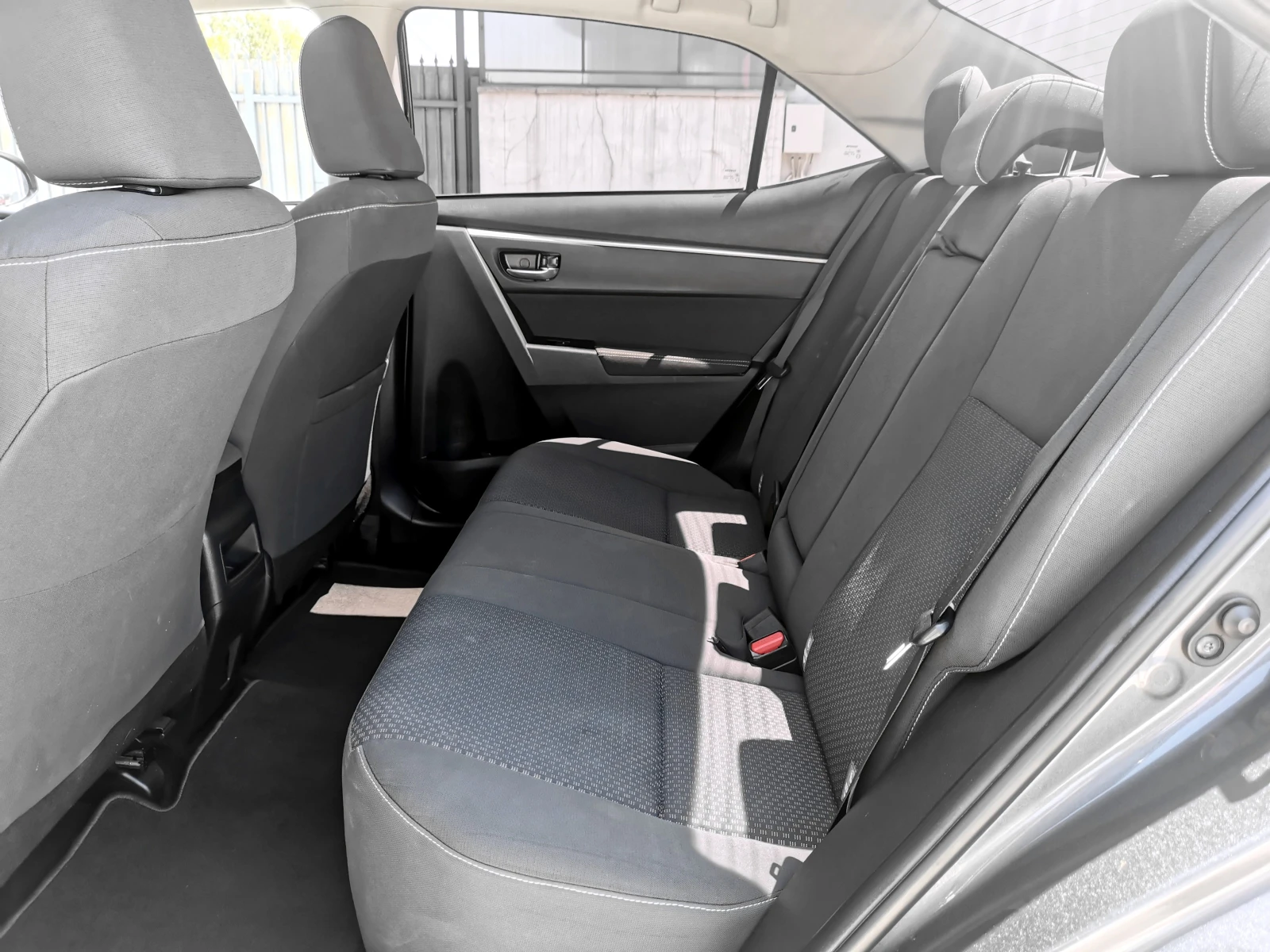 Toyota Corolla 1.6, снимка 15 - Автомобили и джипове - 55469921