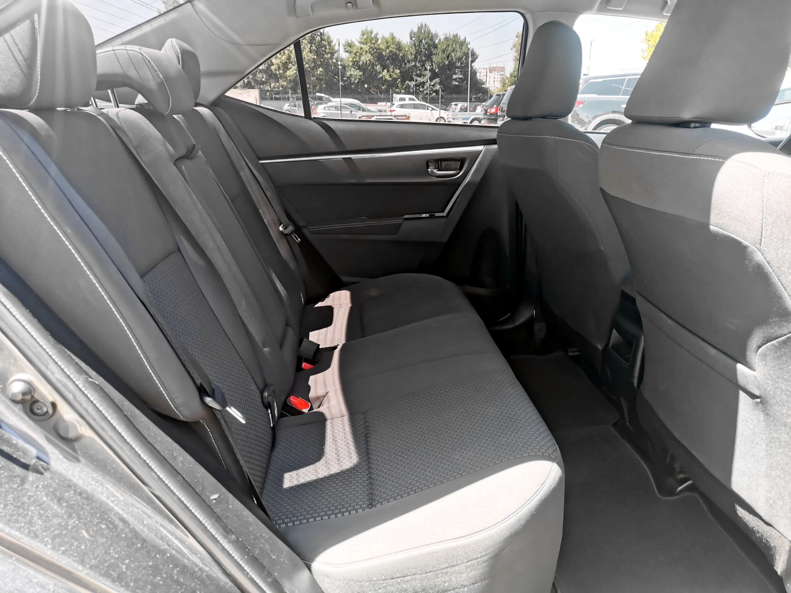 Toyota Corolla 1.6, снимка 16 - Автомобили и джипове - 55469921