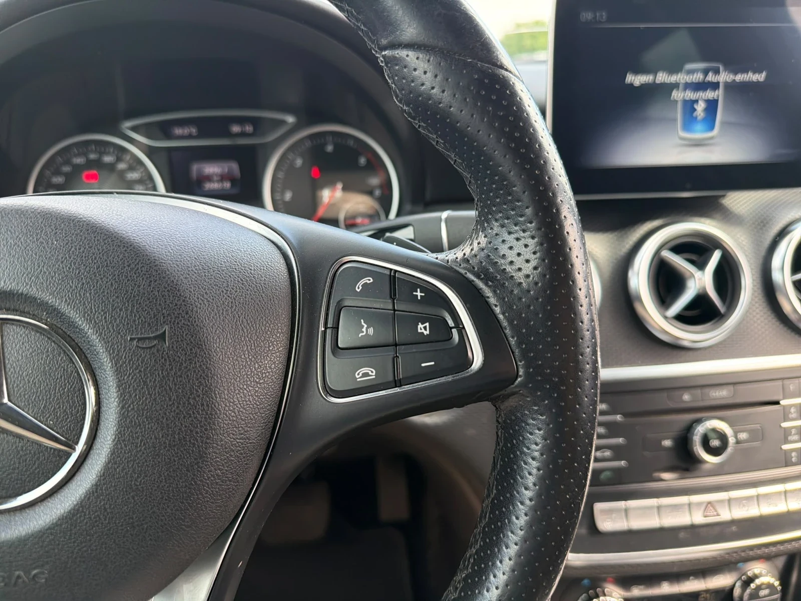 Mercedes-Benz A 200 d | 7G-DTC | AMG | LED | Camera, снимка 11 - Автомобили и джипове - 56149764