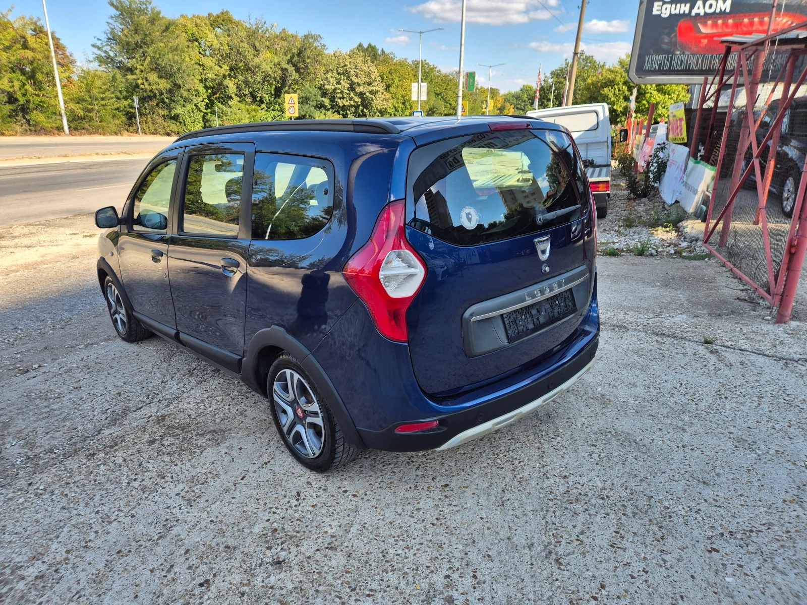 Dacia Lodgy 1.6i* ГАЗ.7m, NAVI, STEPWAY, снимка 5 - Автомобили и джипове - 56294491