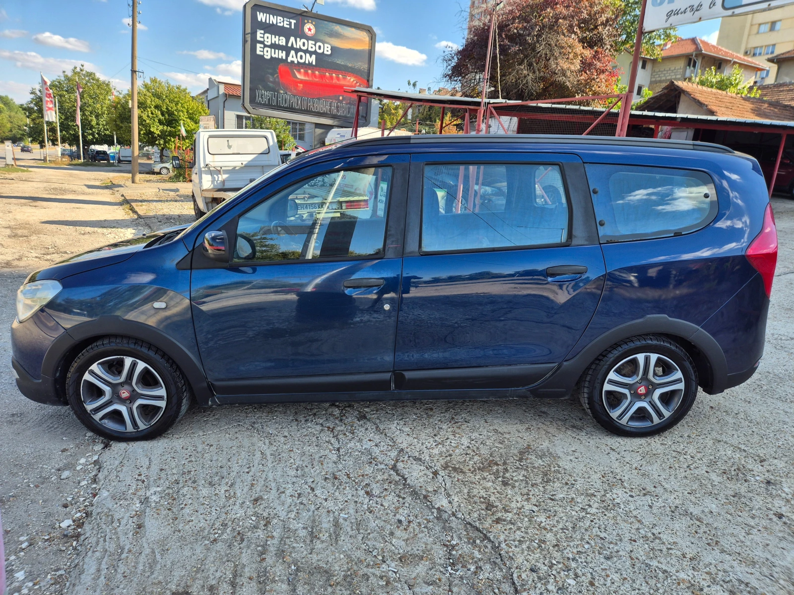 Dacia Lodgy 1.6i* ГАЗ.7m, NAVI, STEPWAY, снимка 4 - Автомобили и джипове - 56294491