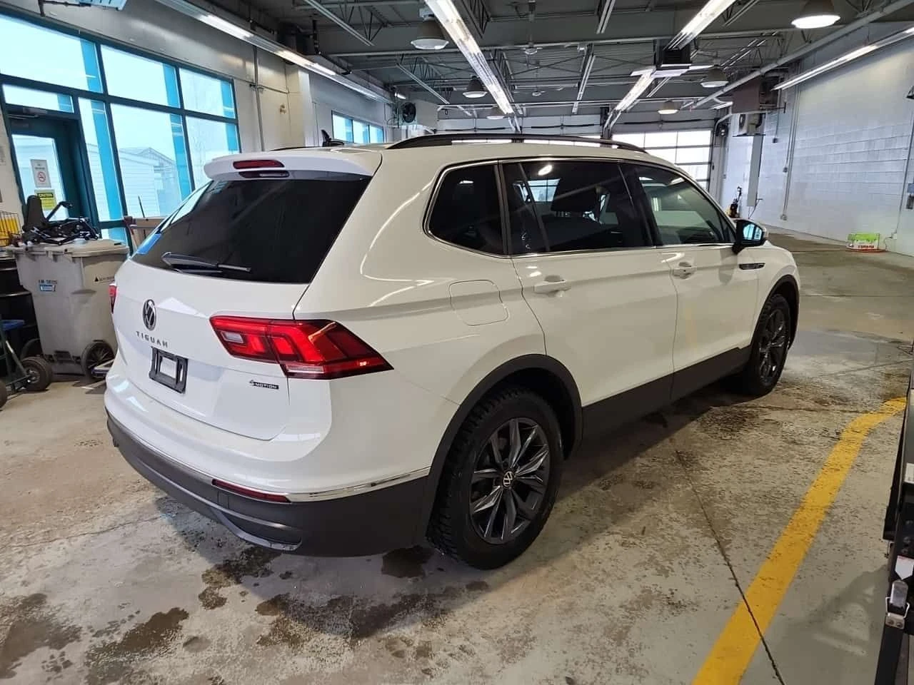 VW Tiguan  COMFORTLINE * PANORAMA* ПОДГРЕВИ* 2 КЛЮЧА* CARFAX, снимка 3 - Автомобили и джипове - 53734652