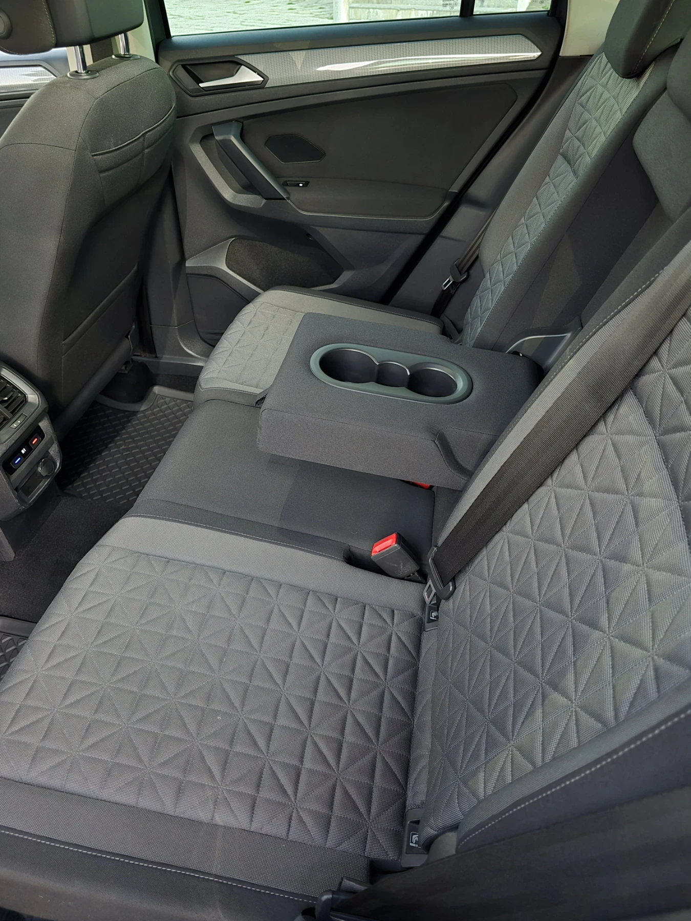 VW Tiguan, снимка 6 - Автомобили и джипове - 54370885