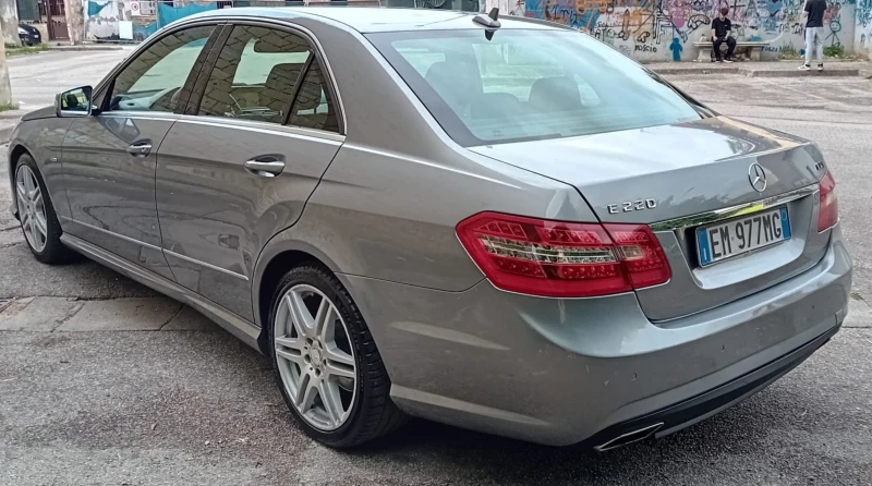 Mercedes-Benz E 220 Avangarde AMG 7 G tronic Bi Turbo, снимка 14 - Автомобили и джипове - 48719826